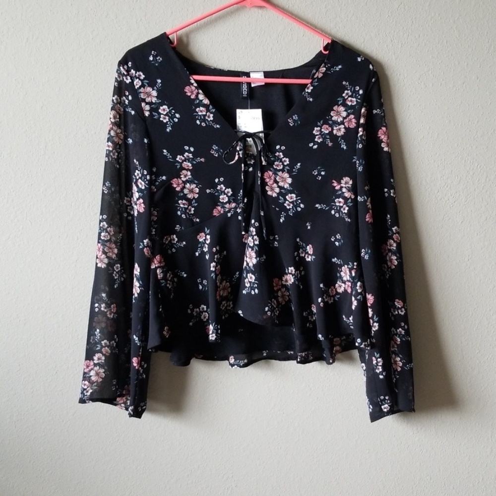 Cute floral peplum v neck blouse NWT